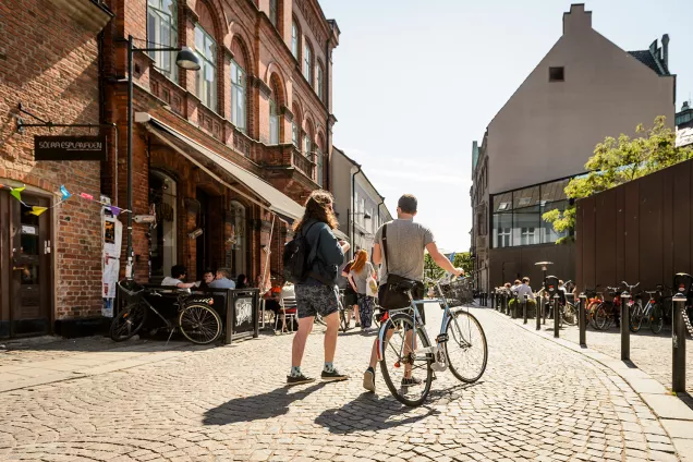 People walking on a cobblestone street. Photo: Kennet Ruona.