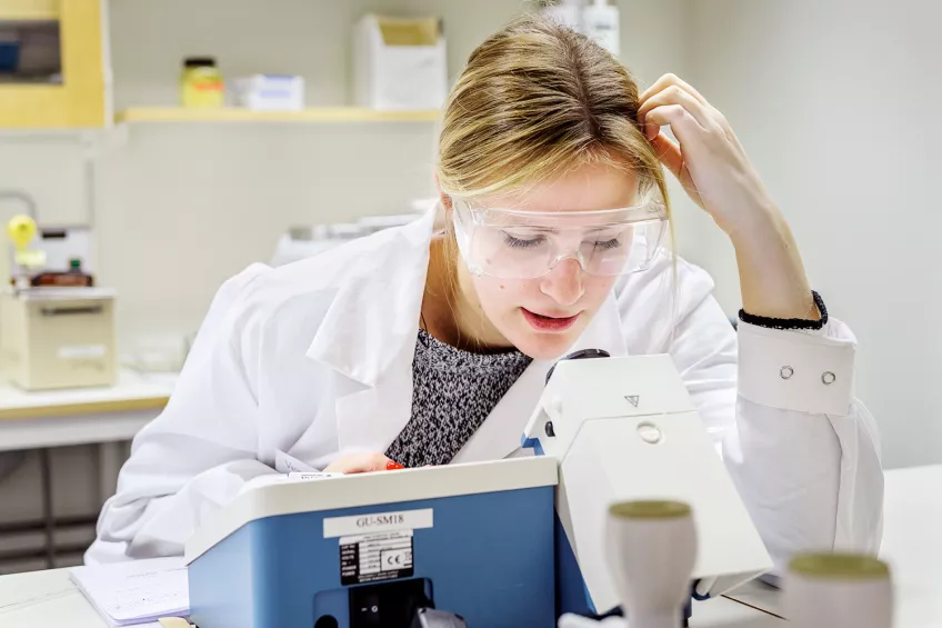 Chemistry student in laboratory. Photo: Kennet Ruona.