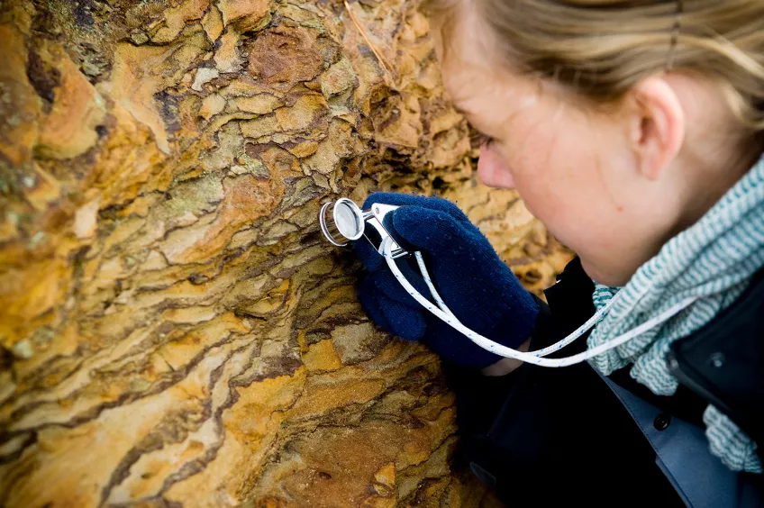 Student looking at material through a loup. Photo: Kennet Ruona.